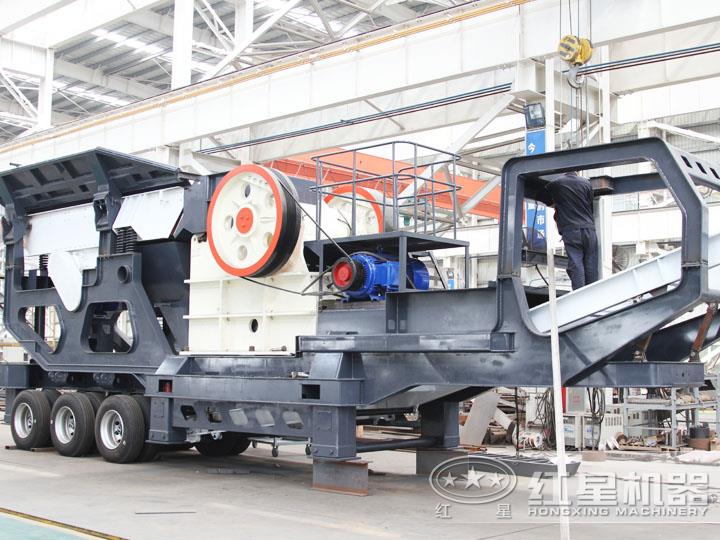 小型移动颚式破碎车集给料、破碎、传输为一体